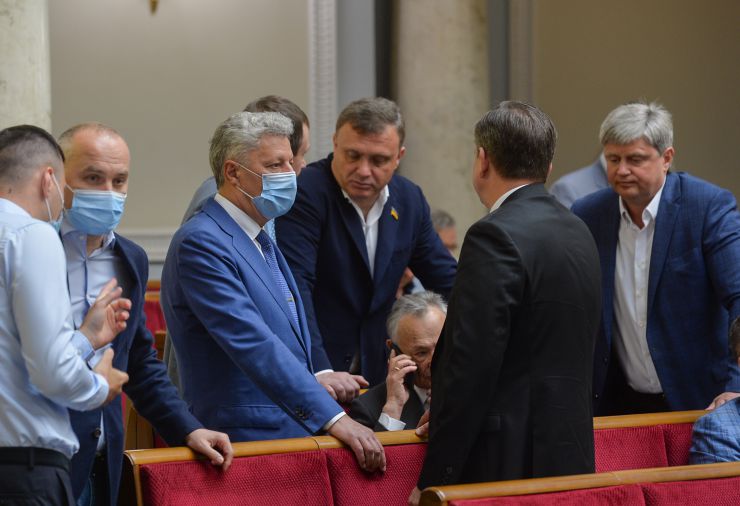 Пленарне засідання Верховної Ради України.

Голова Верховної Ради України Дмитро Разумков відкрив пленарне засідання.
Народні депутати продовжують розглядати правки до проекту Закону про внесення змін до деяких законів України щодо забезпечення незалежності Національної ради України з питань телебачення і радіомовлення, №4107.
Шуфрич, Бойко, Львочкін
