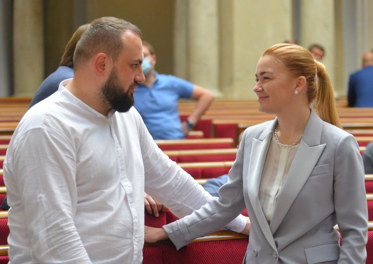 Пленарне засідання Верховної Ради України.

Голова Верховної Ради України Дмитро Разумков відкрив пленарне засідання. 
Головуючий повідомив, що у сесійній залі присутні члени Кабінету Міністрів на чолі з Прем’єр-міністром Денисом Шмигалем. За пропозицією депутатських фракцій і груп вони будуть відповідати на запитання про стан та перспективи розвитку паливно-енергетичного комплексу України та його вплив на тарифну політику Уряду.
Розпочалася «година запитань до Уряду». 
Головуючий надав слово для виступу Міністру енергетики Герману Галущенку.
Сергій Гривко Олена Мошенець СН
