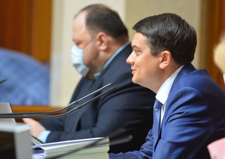 Пленарне засідання Верховної Ради України.

Голова Верховної Ради України Дмитро Разумков відкрив пленарне засідання. 
Головуючий повідомив, що у сесійній залі присутні члени Кабінету Міністрів на чолі з Прем’єр-міністром Денисом Шмигалем. За пропозицією депутатських фракцій і груп вони будуть відповідати на запитання про стан та перспективи розвитку паливно-енергетичного комплексу України та його вплив на тарифну політику Уряду.
Розпочалася «година запитань до Уряду». 
Головуючий надав слово для виступу Міністру енергетики Герману Галущенку.
