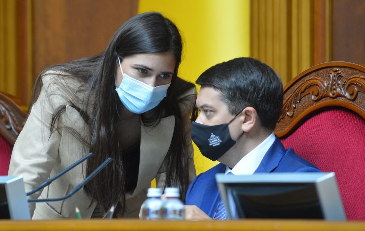 Пленарне засідання Верховної Ради України.

Голова Верховної Ради України Дмитро Разумков відкрив пленарне засідання. 
Головуючий повідомив, що у сесійній залі присутні члени Кабінету Міністрів на чолі з Прем’єр-міністром Денисом Шмигалем. За пропозицією депутатських фракцій і груп вони будуть відповідати на запитання про стан та перспективи розвитку паливно-енергетичного комплексу України та його вплив на тарифну політику Уряду.
Розпочалася «година запитань до Уряду». 
Головуючий надав слово для виступу Міністру енергетики Герману Галущенку.
Галина Янченко Дмитро Разумков

