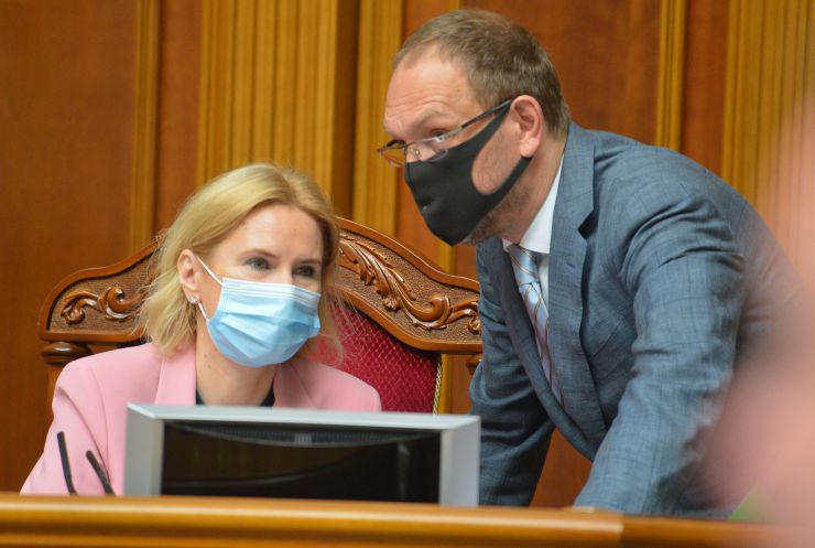 Пленарне засідання Верховної Ради України.

Голова Верховної Ради України Дмитро Разумков відкрив пленарне засідання. 
Головуючий повідомив, що у сесійній залі присутні члени Кабінету Міністрів на чолі з Прем’єр-міністром Денисом Шмигалем. За пропозицією депутатських фракцій і груп вони будуть відповідати на запитання про стан та перспективи розвитку паливно-енергетичного комплексу України та його вплив на тарифну політику Уряду.
Розпочалася «година запитань до Уряду». 
Головуючий надав слово для виступу Міністру енергетики Герману Галущенку.
Олена Кондратюк Сергій Власенко Б
