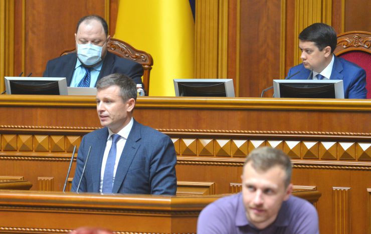 Пленарне засідання Верховної Ради України.

Голова Верховної Ради України Дмитро Разумков відкрив пленарне засідання. 
Головуючий повідомив, що у сесійній залі присутні члени Кабінету Міністрів на чолі з Прем’єр-міністром Денисом Шмигалем. За пропозицією депутатських фракцій і груп вони будуть відповідати на запитання про стан та перспективи розвитку паливно-енергетичного комплексу України та його вплив на тарифну політику Уряду.
Розпочалася «година запитань до Уряду». 
Головуючий надав слово для виступу Міністру енергетики Герману Галущенку.
Міністр фінансів Сергій Марченко 

