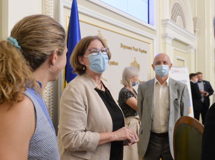 Фінальний захід Програми «РАДА: відповідальне, підзвітне, демократичне парламентське представництво» відбувся 24 червня у парламенті. 
Голова Верховної Ради Дмитро Разумков від імені парламенту та народних депутатів подякував представникам Програми за співпрацю та надання постійної підтримки Верховній Раді. 
Тему відкритості та просвітництва порушила заступниця Голови Верховної Ради Олена Кондратюк: «Хотілося б, щоб роль парламенту звучала голосно. Адже Україна – це парламентсько-президентська республіка. Символічно, що ми підсумовуємо роботу Програми напередодні відзначення 25-ї річниці Конституції України. Надзвичайно важливо, щоб кожен громадянин знав свої права та обов’язки. Цьому сприятиме реалізація проекту «Відкрита Рада», - зазначила Олена Кондратюк. 
В.о. керівника апарату Верховної Ради Михайло Теплюк подякував за постійну допомогу апарату та комітетам. 
