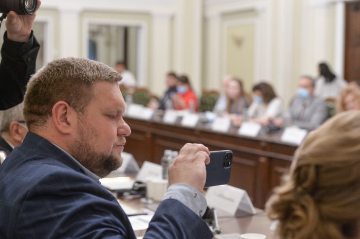 Фінальний захід Програми «РАДА: відповідальне, підзвітне, демократичне парламентське представництво» відбувся 24 червня у парламенті. 
Голова Верховної Ради Дмитро Разумков від імені парламенту та народних депутатів подякував представникам Програми за співпрацю та надання постійної підтримки Верховній Раді. 
Тему відкритості та просвітництва порушила заступниця Голови Верховної Ради Олена Кондратюк: «Хотілося б, щоб роль парламенту звучала голосно. Адже Україна – це парламентсько-президентська республіка. Символічно, що ми підсумовуємо роботу Програми напередодні відзначення 25-ї річниці Конституції України. Надзвичайно важливо, щоб кожен громадянин знав свої права та обов’язки. Цьому сприятиме реалізація проекту «Відкрита Рада», - зазначила Олена Кондратюк. 
В.о. керівника апарату Верховної Ради Михайло Теплюк подякував за постійну допомогу апарату та комітетам. 
