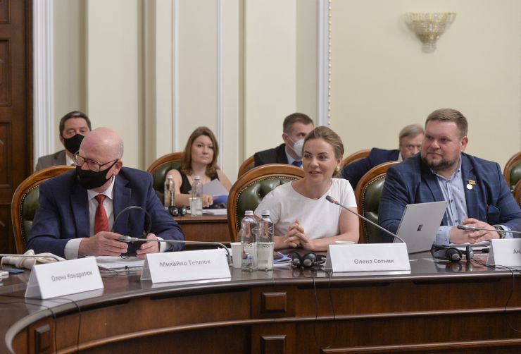 Фінальний захід Програми «РАДА: відповідальне, підзвітне, демократичне парламентське представництво» відбувся 24 червня у парламенті. 
Голова Верховної Ради Дмитро Разумков від імені парламенту та народних депутатів подякував представникам Програми за співпрацю та надання постійної підтримки Верховній Раді. 
Тему відкритості та просвітництва порушила заступниця Голови Верховної Ради Олена Кондратюк: «Хотілося б, щоб роль парламенту звучала голосно. Адже Україна – це парламентсько-президентська республіка. Символічно, що ми підсумовуємо роботу Програми напередодні відзначення 25-ї річниці Конституції України. Надзвичайно важливо, щоб кожен громадянин знав свої права та обов’язки. Цьому сприятиме реалізація проекту «Відкрита Рада», - зазначила Олена Кондратюк. 
В.о. керівника апарату Верховної Ради Михайло Теплюк подякував за постійну допомогу апарату та комітетам. 
