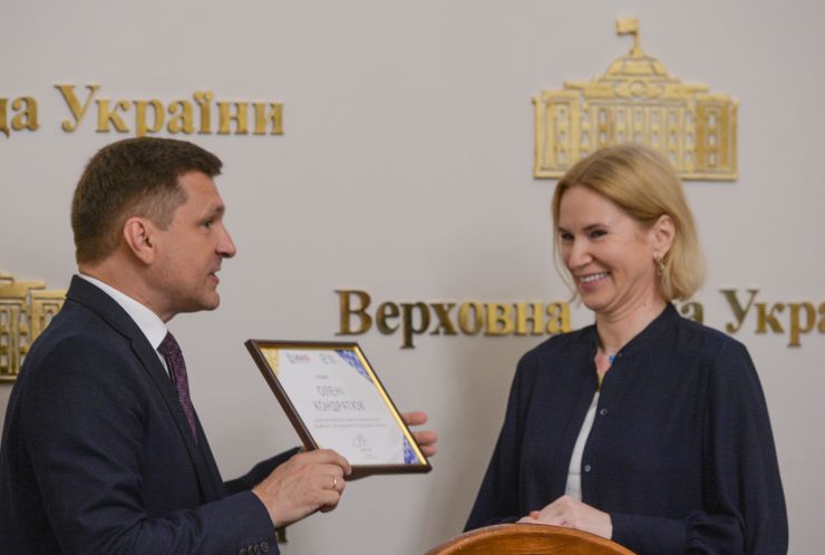 Фінальний захід Програми «РАДА: відповідальне, підзвітне, демократичне парламентське представництво» відбувся 24 червня у парламенті. 
Голова Верховної Ради Дмитро Разумков від імені парламенту та народних депутатів подякував представникам Програми за співпрацю та надання постійної підтримки Верховній Раді. 
Тему відкритості та просвітництва порушила заступниця Голови Верховної Ради Олена Кондратюк: «Хотілося б, щоб роль парламенту звучала голосно. Адже Україна – це парламентсько-президентська республіка. Символічно, що ми підсумовуємо роботу Програми напередодні відзначення 25-ї річниці Конституції України. Надзвичайно важливо, щоб кожен громадянин знав свої права та обов’язки. Цьому сприятиме реалізація проекту «Відкрита Рада», - зазначила Олена Кондратюк. 
В.о. керівника апарату Верховної Ради Михайло Теплюк подякував за постійну допомогу апарату та комітетам. 
