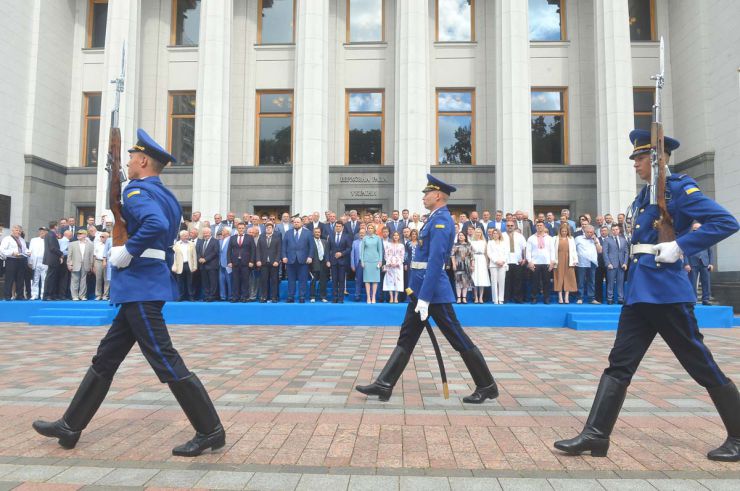 Урочистості до 25-ї річниці прийняття Конституції України. Почесна варта Національної гвардії України біля будинку Верховної Ради. Відкриття пам’ятного знака «Тризуб» на Площі Конституції.