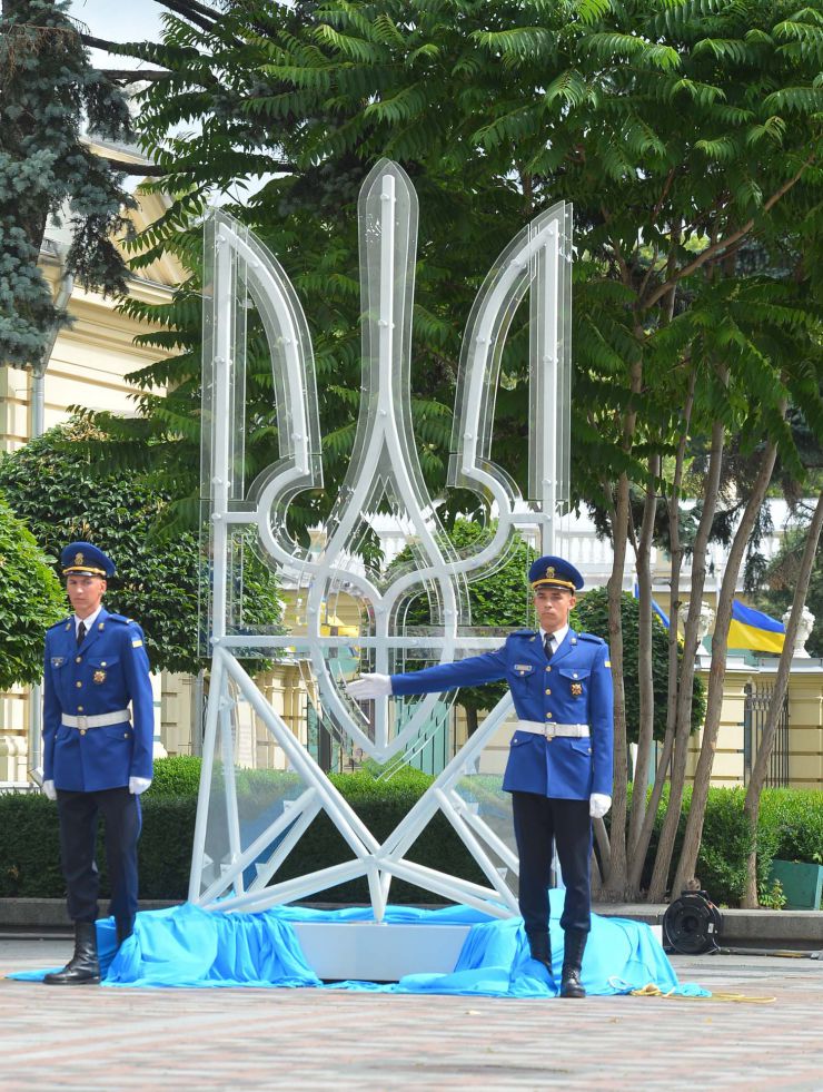 Урочистості до 25-ї річниці прийняття Конституції України. Почесна варта Національної гвардії України біля будинку Верховної Ради. Відкриття пам’ятного знака «Тризуб» на Площі Конституції.