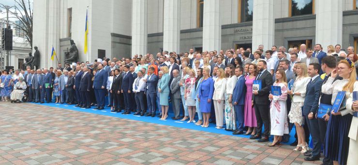 Урочистості до 25-ї річниці прийняття Конституції України. Почесна варта Національної гвардії України біля будинку Верховної Ради. Відкриття пам’ятного знака «Тризуб» на Площі Конституції.