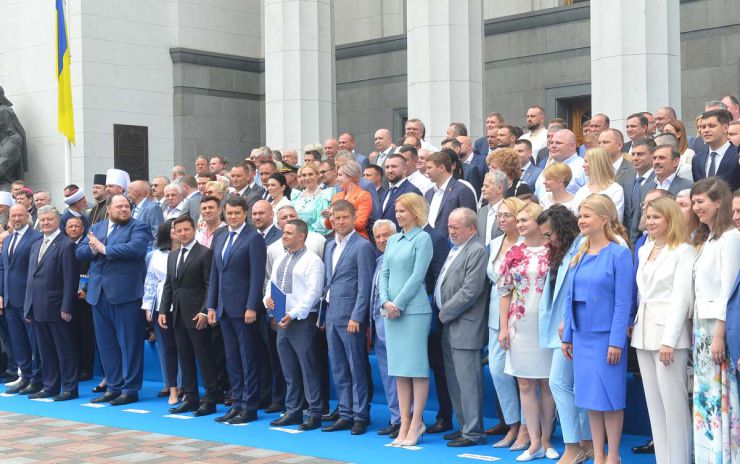 Урочистості до 25-ї річниці прийняття Конституції України. Почесна варта Національної гвардії України біля будинку Верховної Ради. Відкриття пам’ятного знака «Тризуб» на Площі Конституції.