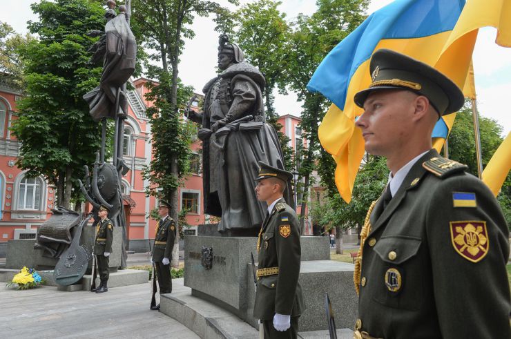 Голова Верховної Ради Дмитро Разумков спільно з Президентом Володимиром Зеленським та Прем’єр-міністром Денисом Шмигалем взяли участь в урочистих заходах з нагоди 25-річчя Конституції України.
Учасники церемонії вшанували пам'ять Пилипа Орлика - гетьмана та творця першої Конституції 1710 року. Голова Верховної Ради, Президент та Прем’єр-міністр здійснили покладання квітів до пам'ятника Пилипу Орлику в Києві.
