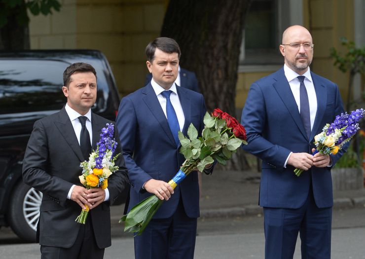 Голова Верховної Ради Дмитро Разумков спільно з Президентом Володимиром Зеленським та Прем’єр-міністром Денисом Шмигалем взяли участь в урочистих заходах з нагоди 25-річчя Конституції України.
Учасники церемонії вшанували пам'ять Пилипа Орлика - гетьмана та творця першої Конституції 1710 року. Голова Верховної Ради, Президент та Прем’єр-міністр здійснили покладання квітів до пам'ятника Пилипу Орлику в Києві.
