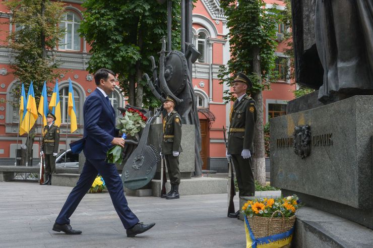 Голова Верховної Ради Дмитро Разумков спільно з Президентом Володимиром Зеленським та Прем’єр-міністром Денисом Шмигалем взяли участь в урочистих заходах з нагоди 25-річчя Конституції України.
Учасники церемонії вшанували пам'ять Пилипа Орлика - гетьмана та творця першої Конституції 1710 року. Голова Верховної Ради, Президент та Прем’єр-міністр здійснили покладання квітів до пам'ятника Пилипу Орлику в Києві.
