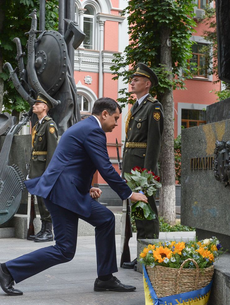 Голова Верховної Ради Дмитро Разумков спільно з Президентом Володимиром Зеленським та Прем’єр-міністром Денисом Шмигалем взяли участь в урочистих заходах з нагоди 25-річчя Конституції України.
Учасники церемонії вшанували пам'ять Пилипа Орлика - гетьмана та творця першої Конституції 1710 року. Голова Верховної Ради, Президент та Прем’єр-міністр здійснили покладання квітів до пам'ятника Пилипу Орлику в Києві.

