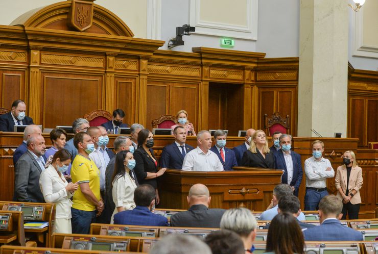 Пленарне засідання Верховної Ради України.
   
Голова Верховної Ради України Дмитро Разумков відкрив пленарне засідання.

З оголошеннями, заявами, повідомленнями, пропозиціями виступили представники депутатських фракцій і груп. 

Народні депутати продовжують розглядати правки до підготовленого до другого читання проекту Закону про внесення змін до Закону України 