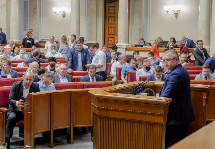 Пленарне засідання Верховної Ради України.
   
Голова Верховної Ради України Дмитро Разумков відкрив пленарне засідання.

З оголошеннями, заявами, повідомленнями, пропозиціями виступили представники депутатських фракцій і груп. 

Народні депутати продовжують розглядати правки до підготовленого до другого читання проекту Закону про внесення змін до Закону України 