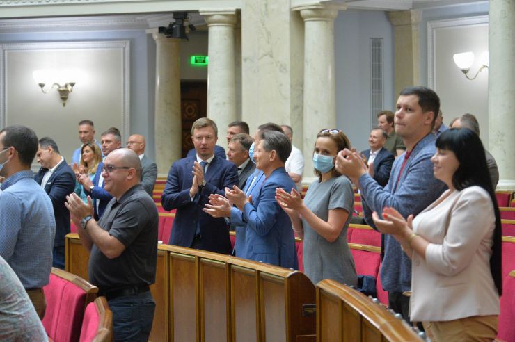 Пленарне засідання Верховної Ради України.

Голова Верховної Ради України Дмитро Разумков відкрив пленарне засідання.
Дмитро Разумков привітав усіх з перемогою збірної України по футболу на Євро-2020 над збірною Швеції і подякував нашим футболістам, які «зробили учорашній вечір всім».
Прийнято Закон 