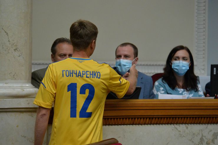 Пленарне засідання Верховної Ради України.

Голова Верховної Ради України Дмитро Разумков відкрив пленарне засідання.
Дмитро Разумков привітав усіх з перемогою збірної України по футболу на Євро-2020 над збірною Швеції і подякував нашим футболістам, які «зробили учорашній вечір всім».
Прийнято Закон 