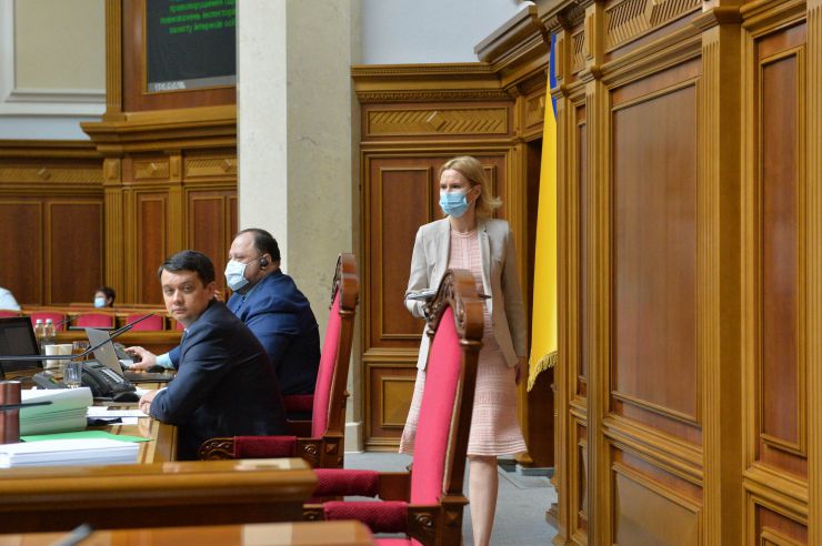 Пленарне засідання Верховної Ради України.

Голова Верховної Ради України Дмитро Разумков відкрив пленарне засідання.
Дмитро Разумков привітав усіх з перемогою збірної України по футболу на Євро-2020 над збірною Швеції і подякував нашим футболістам, які «зробили учорашній вечір всім».
Прийнято Закон 
