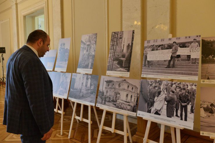 У Верховній Раді України експонується фотовиставка «Відродитися, щоб жити на своїй землі. До 30-річчя відновлення Курултаю кримськотатарського народу.» На ній розміщені світлини які розповідають про відновлення Курултаю після вимушеної 73-річної перерви, а також показують початок повернення і облаштування кримських татар на своїй землі. Приємно, що в експозиції представлені і кілька моїх світлин.  Народний депутат, кримський татарин за національністю,  Рустем Умєров сказав, що кримські татари і українці – це одна політична нація. «Виставка показує як будувалась наша спільна Україна. Це частина нашої історії. Ми повинні знати все -  і Карпати й Крим. 1 ЛИПНЯ повинен голосуватись у Верховній Раді дуже важливий закон про корінні народи України. Ми його чекали 30 років.», - зазначив Рустем Умєров.