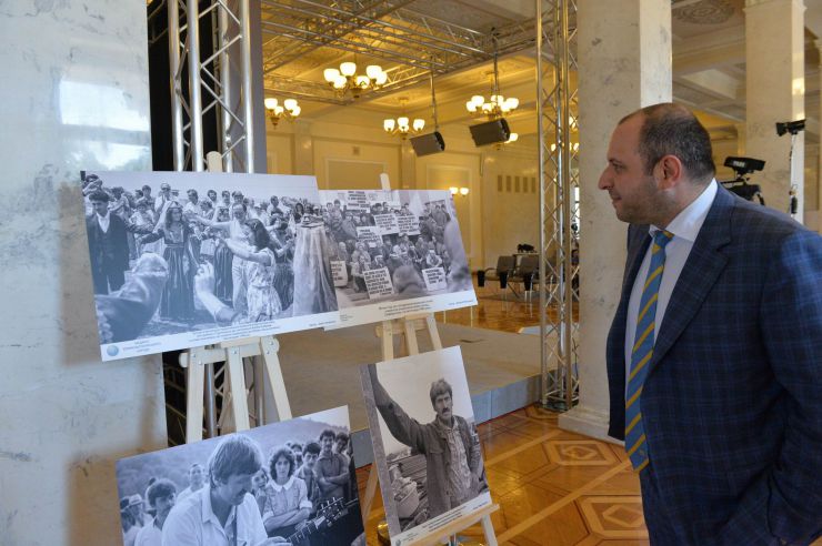 У Верховній Раді України експонується фотовиставка «Відродитися, щоб жити на своїй землі. До 30-річчя відновлення Курултаю кримськотатарського народу.» На ній розміщені світлини які розповідають про відновлення Курултаю після вимушеної 73-річної перерви, а також показують початок повернення і облаштування кримських татар на своїй землі. Приємно, що в експозиції представлені і кілька моїх світлин.  Народний депутат, кримський татарин за національністю,  Рустем Умєров сказав, що кримські татари і українці – це одна політична нація. «Виставка показує як будувалась наша спільна Україна. Це частина нашої історії. Ми повинні знати все -  і Карпати й Крим. 1 ЛИПНЯ повинен голосуватись у Верховній Раді дуже важливий закон про корінні народи України. Ми його чекали 30 років.», - зазначив Рустем Умєров.