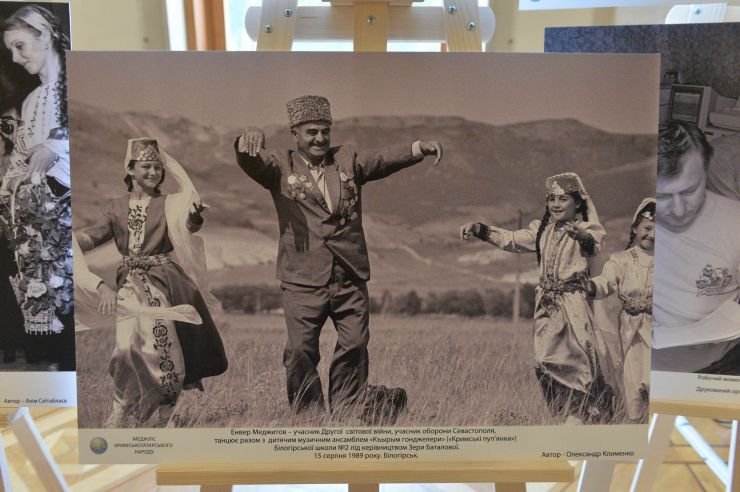 У Верховній Раді України експонується фотовиставка «Відродитися, щоб жити на своїй землі. До 30-річчя відновлення Курултаю кримськотатарського народу.» На ній розміщені світлини які розповідають про відновлення Курултаю після вимушеної 73-річної перерви, а також показують початок повернення і облаштування кримських татар на своїй землі. Приємно, що в експозиції представлені і кілька моїх світлин.  Народний депутат, кримський татарин за національністю,  Рустем Умєров сказав, що кримські татари і українці – це одна політична нація. «Виставка показує як будувалась наша спільна Україна. Це частина нашої історії. Ми повинні знати все -  і Карпати й Крим. 1 ЛИПНЯ повинен голосуватись у Верховній Раді дуже важливий закон про корінні народи України. Ми його чекали 30 років.», - зазначив Рустем Умєров.