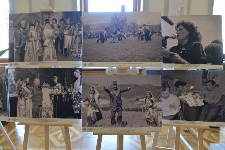 У Верховній Раді України експонується фотовиставка «Відродитися, щоб жити на своїй землі. До 30-річчя відновлення Курултаю кримськотатарського народу.» На ній розміщені світлини які розповідають про відновлення Курултаю після вимушеної 73-річної перерви, а також показують початок повернення і облаштування кримських татар на своїй землі. Приємно, що в експозиції представлені і кілька моїх світлин.  Народний депутат, кримський татарин за національністю,  Рустем Умєров сказав, що кримські татари і українці – це одна політична нація. «Виставка показує як будувалась наша спільна Україна. Це частина нашої історії. Ми повинні знати все -  і Карпати й Крим. 1 ЛИПНЯ повинен голосуватись у Верховній Раді дуже важливий закон про корінні народи України. Ми його чекали 30 років.», - зазначив Рустем Умєров.
