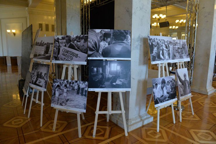 У Верховній Раді України експонується фотовиставка «Відродитися, щоб жити на своїй землі. До 30-річчя відновлення Курултаю кримськотатарського народу.» На ній розміщені світлини які розповідають про відновлення Курултаю після вимушеної 73-річної перерви, а також показують початок повернення і облаштування кримських татар на своїй землі. Приємно, що в експозиції представлені і кілька моїх світлин.  Народний депутат, кримський татарин за національністю,  Рустем Умєров сказав, що кримські татари і українці – це одна політична нація. «Виставка показує як будувалась наша спільна Україна. Це частина нашої історії. Ми повинні знати все -  і Карпати й Крим. 1 ЛИПНЯ повинен голосуватись у Верховній Раді дуже важливий закон про корінні народи України. Ми його чекали 30 років.», - зазначив Рустем Умєров.