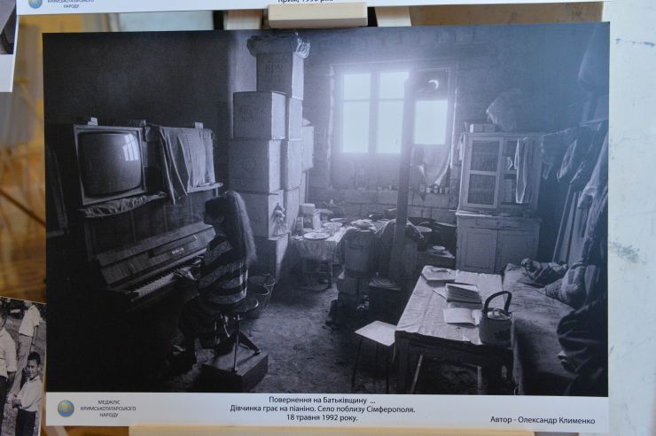 У Верховній Раді України експонується фотовиставка «Відродитися, щоб жити на своїй землі. До 30-річчя відновлення Курултаю кримськотатарського народу.» На ній розміщені світлини які розповідають про відновлення Курултаю після вимушеної 73-річної перерви, а також показують початок повернення і облаштування кримських татар на своїй землі. Приємно, що в експозиції представлені і кілька моїх світлин.  Народний депутат, кримський татарин за національністю,  Рустем Умєров сказав, що кримські татари і українці – це одна політична нація. «Виставка показує як будувалась наша спільна Україна. Це частина нашої історії. Ми повинні знати все -  і Карпати й Крим. 1 ЛИПНЯ повинен голосуватись у Верховній Раді дуже важливий закон про корінні народи України. Ми його чекали 30 років.», - зазначив Рустем Умєров.