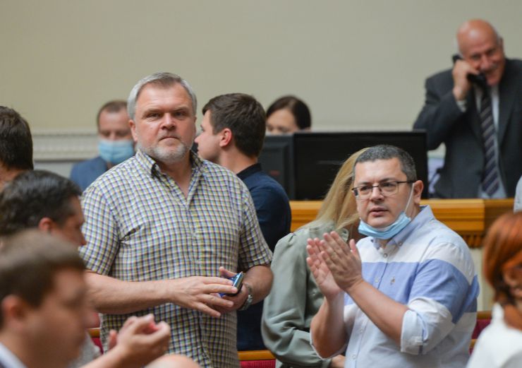 Пленарне засідання Верховної Ради України.

Головуючий повідомив, що у сесійній залі присутні члени Кабінету Міністрів на чолі з Прем’єр-міністром Денисом Шмигалем. За пропозицією депутатських фракцій і груп вони будуть відповідати на запитання про стан нормативно-правового та організаційного забезпечення впровадження ринку землі в Україні.

Із заявою від двох фракцій виступила народний депутат Олена Кондратюк. У виступі йшлося про забезпечення рівних прав військових чоловіків і жінок. 
Олена Кондратюк висловила обурення намірами Міністерства оборони одягнути жінок-військових, які будуть крокувати на параді до 30-річчя Незалежності України, у взуття на підборах. Фото тренувань до параду виставлене на офіційному сайті Міністерства.
Розпочалася 