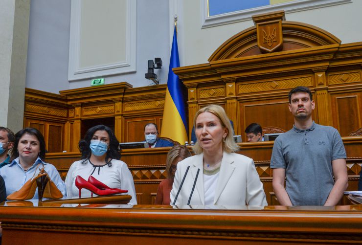 Пленарне засідання Верховної Ради України.

Головуючий повідомив, що у сесійній залі присутні члени Кабінету Міністрів на чолі з Прем’єр-міністром Денисом Шмигалем. За пропозицією депутатських фракцій і груп вони будуть відповідати на запитання про стан нормативно-правового та організаційного забезпечення впровадження ринку землі в Україні.

Із заявою від двох фракцій виступила народний депутат Олена Кондратюк. У виступі йшлося про забезпечення рівних прав військових чоловіків і жінок. 
Олена Кондратюк висловила обурення намірами Міністерства оборони одягнути жінок-військових, які будуть крокувати на параді до 30-річчя Незалежності України, у взуття на підборах. Фото тренувань до параду виставлене на офіційному сайті Міністерства.
Розпочалася 