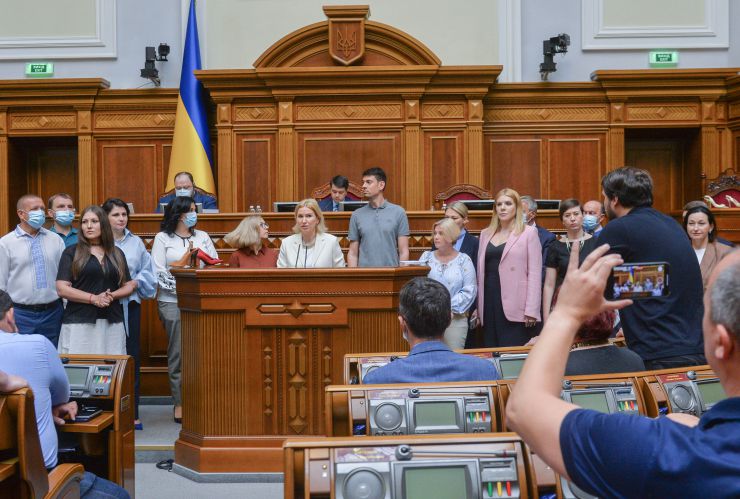 Пленарне засідання Верховної Ради України.

Головуючий повідомив, що у сесійній залі присутні члени Кабінету Міністрів на чолі з Прем’єр-міністром Денисом Шмигалем. За пропозицією депутатських фракцій і груп вони будуть відповідати на запитання про стан нормативно-правового та організаційного забезпечення впровадження ринку землі в Україні.

Із заявою від двох фракцій виступила народний депутат Олена Кондратюк. У виступі йшлося про забезпечення рівних прав військових чоловіків і жінок. 
Олена Кондратюк висловила обурення намірами Міністерства оборони одягнути жінок-військових, які будуть крокувати на параді до 30-річчя Незалежності України, у взуття на підборах. Фото тренувань до параду виставлене на офіційному сайті Міністерства.
Розпочалася 