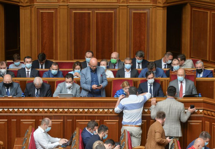 Пленарне засідання Верховної Ради України.

Головуючий повідомив, що у сесійній залі присутні члени Кабінету Міністрів на чолі з Прем’єр-міністром Денисом Шмигалем. За пропозицією депутатських фракцій і груп вони будуть відповідати на запитання про стан нормативно-правового та організаційного забезпечення впровадження ринку землі в Україні.

Із заявою від двох фракцій виступила народний депутат Олена Кондратюк. У виступі йшлося про забезпечення рівних прав військових чоловіків і жінок. 
Олена Кондратюк висловила обурення намірами Міністерства оборони одягнути жінок-військових, які будуть крокувати на параді до 30-річчя Незалежності України, у взуття на підборах. Фото тренувань до параду виставлене на офіційному сайті Міністерства.
Розпочалася 