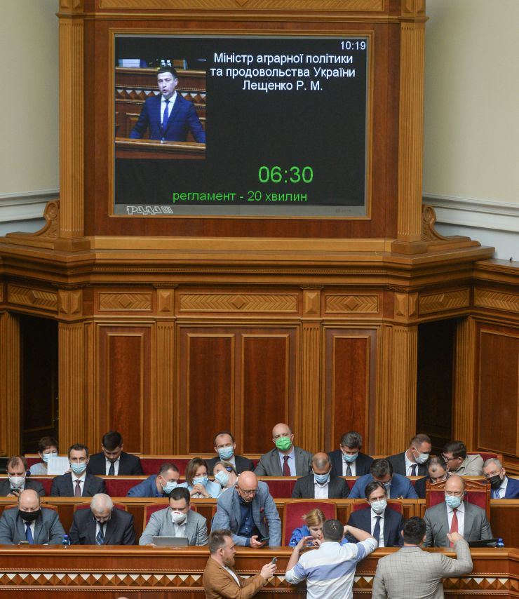 Пленарне засідання Верховної Ради України.

Головуючий повідомив, що у сесійній залі присутні члени Кабінету Міністрів на чолі з Прем’єр-міністром Денисом Шмигалем. За пропозицією депутатських фракцій і груп вони будуть відповідати на запитання про стан нормативно-правового та організаційного забезпечення впровадження ринку землі в Україні.

Із заявою від двох фракцій виступила народний депутат Олена Кондратюк. У виступі йшлося про забезпечення рівних прав військових чоловіків і жінок. 
Олена Кондратюк висловила обурення намірами Міністерства оборони одягнути жінок-військових, які будуть крокувати на параді до 30-річчя Незалежності України, у взуття на підборах. Фото тренувань до параду виставлене на офіційному сайті Міністерства.
Розпочалася 