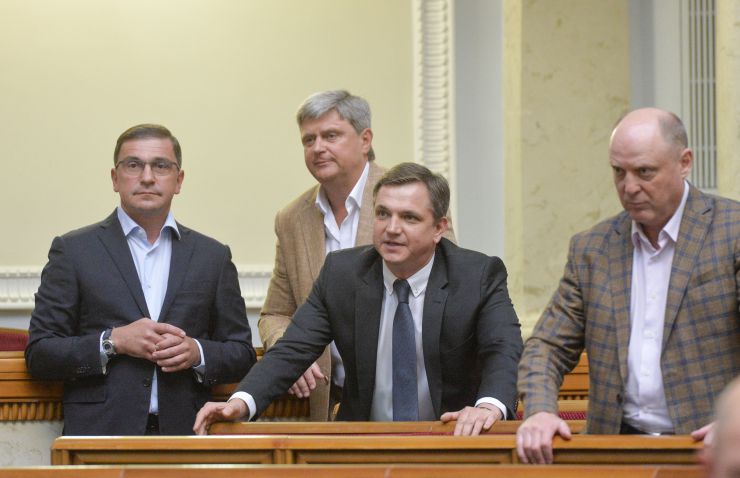 Пленарне засідання Верховної Ради України.

Головуючий повідомив, що у сесійній залі присутні члени Кабінету Міністрів на чолі з Прем’єр-міністром Денисом Шмигалем. За пропозицією депутатських фракцій і груп вони будуть відповідати на запитання про стан нормативно-правового та організаційного забезпечення впровадження ринку землі в Україні.

Із заявою від двох фракцій виступила народний депутат Олена Кондратюк. У виступі йшлося про забезпечення рівних прав військових чоловіків і жінок. 
Олена Кондратюк висловила обурення намірами Міністерства оборони одягнути жінок-військових, які будуть крокувати на параді до 30-річчя Незалежності України, у взуття на підборах. Фото тренувань до параду виставлене на офіційному сайті Міністерства.
Розпочалася 