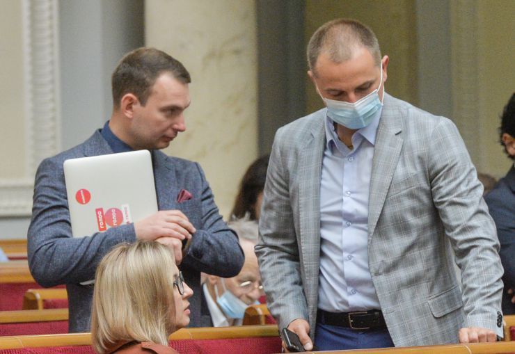 Пленарне засідання Верховної Ради України.

Головуючий повідомив, що у сесійній залі присутні члени Кабінету Міністрів на чолі з Прем’єр-міністром Денисом Шмигалем. За пропозицією депутатських фракцій і груп вони будуть відповідати на запитання про стан нормативно-правового та організаційного забезпечення впровадження ринку землі в Україні.

Із заявою від двох фракцій виступила народний депутат Олена Кондратюк. У виступі йшлося про забезпечення рівних прав військових чоловіків і жінок. 
Олена Кондратюк висловила обурення намірами Міністерства оборони одягнути жінок-військових, які будуть крокувати на параді до 30-річчя Незалежності України, у взуття на підборах. Фото тренувань до параду виставлене на офіційному сайті Міністерства.
Розпочалася 