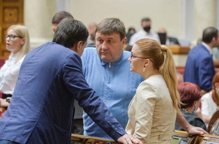 Пленарне засідання Верховної Ради України.

Головуючий повідомив, що у сесійній залі присутні члени Кабінету Міністрів на чолі з Прем’єр-міністром Денисом Шмигалем. За пропозицією депутатських фракцій і груп вони будуть відповідати на запитання про стан нормативно-правового та організаційного забезпечення впровадження ринку землі в Україні.

Із заявою від двох фракцій виступила народний депутат Олена Кондратюк. У виступі йшлося про забезпечення рівних прав військових чоловіків і жінок. 
Олена Кондратюк висловила обурення намірами Міністерства оборони одягнути жінок-військових, які будуть крокувати на параді до 30-річчя Незалежності України, у взуття на підборах. Фото тренувань до параду виставлене на офіційному сайті Міністерства.
Розпочалася 
