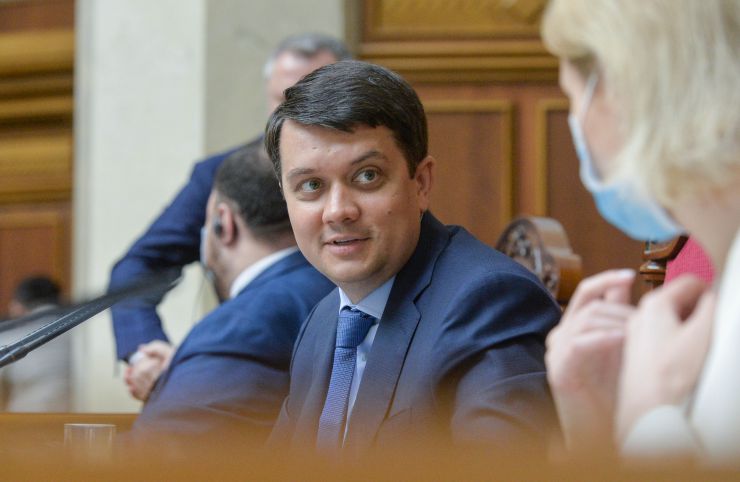 Пленарне засідання Верховної Ради України.

Головуючий повідомив, що у сесійній залі присутні члени Кабінету Міністрів на чолі з Прем’єр-міністром Денисом Шмигалем. За пропозицією депутатських фракцій і груп вони будуть відповідати на запитання про стан нормативно-правового та організаційного забезпечення впровадження ринку землі в Україні.

Із заявою від двох фракцій виступила народний депутат Олена Кондратюк. У виступі йшлося про забезпечення рівних прав військових чоловіків і жінок. 
Олена Кондратюк висловила обурення намірами Міністерства оборони одягнути жінок-військових, які будуть крокувати на параді до 30-річчя Незалежності України, у взуття на підборах. Фото тренувань до параду виставлене на офіційному сайті Міністерства.
Розпочалася 