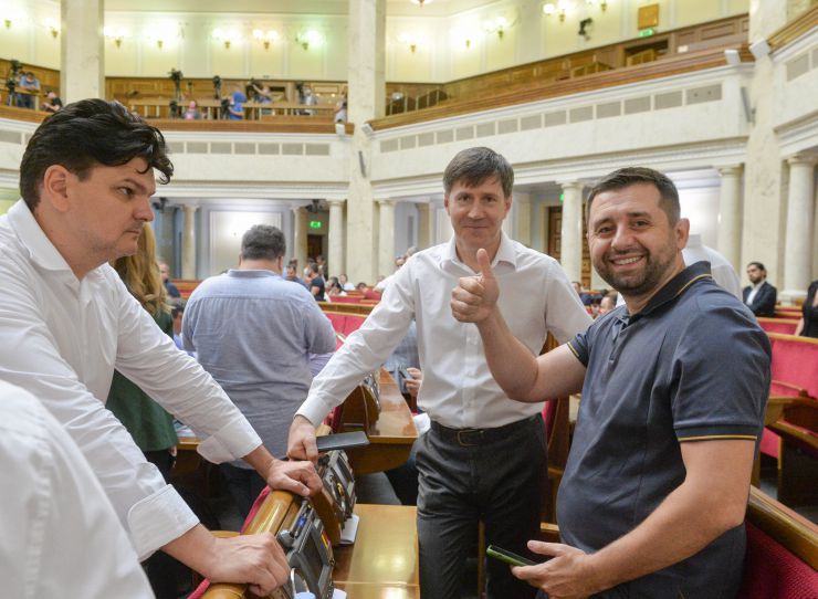 Пленарне засідання Верховної Ради України.

Головуючий повідомив, що у сесійній залі присутні члени Кабінету Міністрів на чолі з Прем’єр-міністром Денисом Шмигалем. За пропозицією депутатських фракцій і груп вони будуть відповідати на запитання про стан нормативно-правового та організаційного забезпечення впровадження ринку землі в Україні.

Із заявою від двох фракцій виступила народний депутат Олена Кондратюк. У виступі йшлося про забезпечення рівних прав військових чоловіків і жінок. 
Олена Кондратюк висловила обурення намірами Міністерства оборони одягнути жінок-військових, які будуть крокувати на параді до 30-річчя Незалежності України, у взуття на підборах. Фото тренувань до параду виставлене на офіційному сайті Міністерства.
Розпочалася 