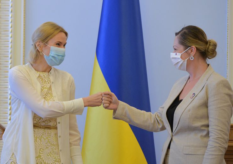Заступниця Голови Верховної Ради України Олена Кондратюк провела робочу зустріч з парламентською делегацією Французької Республіки, яка перебуває з візитом в Україні. У зустрічі взяли участь голова групи дружби Франція-Україна у Національних Зборах Валерія Фор-Мунтян, голова групи дружби Франція-Україна у Сенаті Надія Сологуб, член Комісії у закордонних справах Національних зборів Франції Анн Жанте та Надзвичайний і Повноважний Посол Французької Республіки в Україні Етьєн де Понсен.