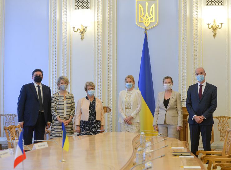 Заступниця Голови Верховної Ради України Олена Кондратюк провела робочу зустріч з парламентською делегацією Французької Республіки, яка перебуває з візитом в Україні. У зустрічі взяли участь голова групи дружби Франція-Україна у Національних Зборах Валерія Фор-Мунтян, голова групи дружби Франція-Україна у Сенаті Надія Сологуб, член Комісії у закордонних справах Національних зборів Франції Анн Жанте та Надзвичайний і Повноважний Посол Французької Республіки в Україні Етьєн де Понсен.