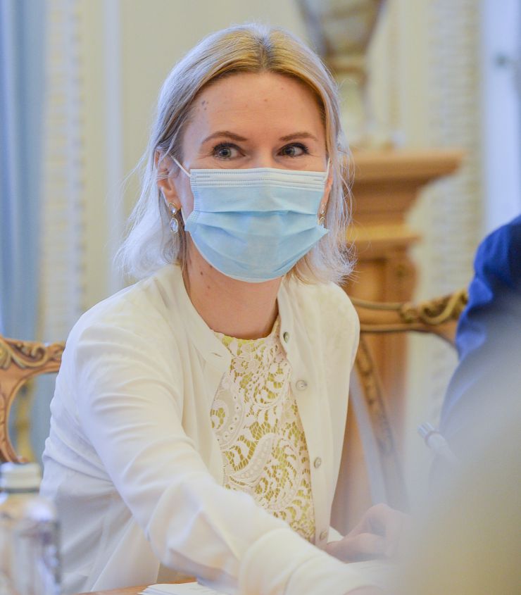 Заступниця Голови Верховної Ради України Олена Кондратюк провела робочу зустріч з парламентською делегацією Французької Республіки, яка перебуває з візитом в Україні. У зустрічі взяли участь голова групи дружби Франція-Україна у Національних Зборах Валерія Фор-Мунтян, голова групи дружби Франція-Україна у Сенаті Надія Сологуб, член Комісії у закордонних справах Національних зборів Франції Анн Жанте та Надзвичайний і Повноважний Посол Французької Республіки в Україні Етьєн де Понсен.