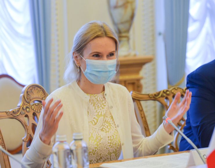 Заступниця Голови Верховної Ради України Олена Кондратюк провела робочу зустріч з парламентською делегацією Французької Республіки, яка перебуває з візитом в Україні. У зустрічі взяли участь голова групи дружби Франція-Україна у Національних Зборах Валерія Фор-Мунтян, голова групи дружби Франція-Україна у Сенаті Надія Сологуб, член Комісії у закордонних справах Національних зборів Франції Анн Жанте та Надзвичайний і Повноважний Посол Французької Республіки в Україні Етьєн де Понсен.
