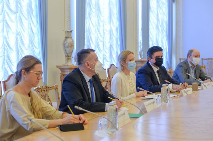 Заступниця Голови Верховної Ради України Олена Кондратюк провела робочу зустріч з парламентською делегацією Французької Республіки, яка перебуває з візитом в Україні. У зустрічі взяли участь голова групи дружби Франція-Україна у Національних Зборах Валерія Фор-Мунтян, голова групи дружби Франція-Україна у Сенаті Надія Сологуб, член Комісії у закордонних справах Національних зборів Франції Анн Жанте та Надзвичайний і Повноважний Посол Французької Республіки в Україні Етьєн де Понсен.
