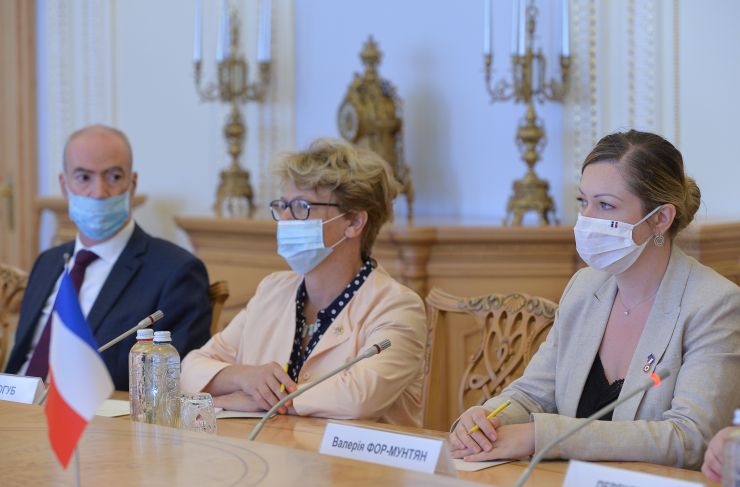 Заступниця Голови Верховної Ради України Олена Кондратюк провела робочу зустріч з парламентською делегацією Французької Республіки, яка перебуває з візитом в Україні. У зустрічі взяли участь голова групи дружби Франція-Україна у Національних Зборах Валерія Фор-Мунтян, голова групи дружби Франція-Україна у Сенаті Надія Сологуб, член Комісії у закордонних справах Національних зборів Франції Анн Жанте та Надзвичайний і Повноважний Посол Французької Республіки в Україні Етьєн де Понсен.