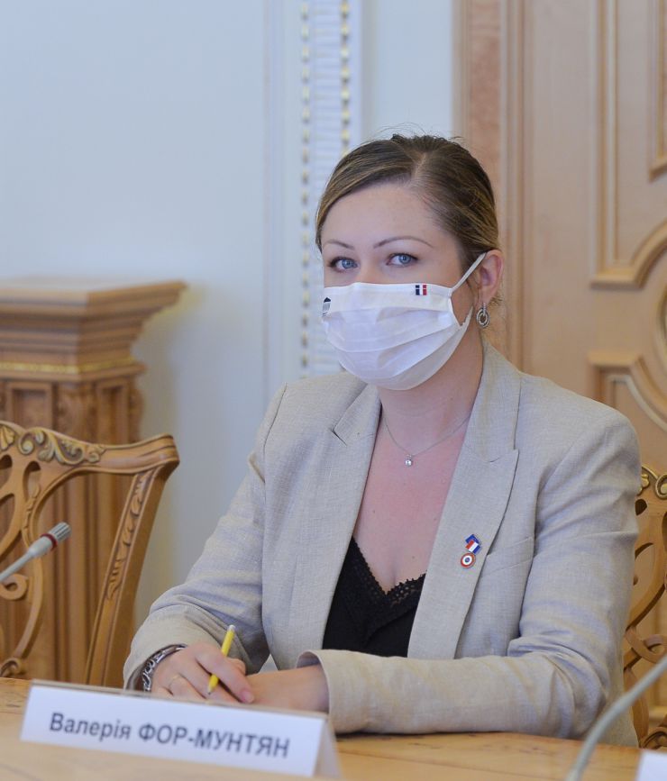 Заступниця Голови Верховної Ради України Олена Кондратюк провела робочу зустріч з парламентською делегацією Французької Республіки, яка перебуває з візитом в Україні. У зустрічі взяли участь голова групи дружби Франція-Україна у Національних Зборах Валерія Фор-Мунтян, голова групи дружби Франція-Україна у Сенаті Надія Сологуб, член Комісії у закордонних справах Національних зборів Франції Анн Жанте та Надзвичайний і Повноважний Посол Французької Республіки в Україні Етьєн де Понсен.