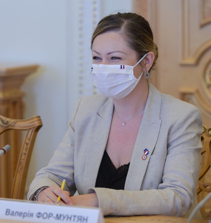 Заступниця Голови Верховної Ради України Олена Кондратюк провела робочу зустріч з парламентською делегацією Французької Республіки, яка перебуває з візитом в Україні. У зустрічі взяли участь голова групи дружби Франція-Україна у Національних Зборах Валерія Фор-Мунтян, голова групи дружби Франція-Україна у Сенаті Надія Сологуб, член Комісії у закордонних справах Національних зборів Франції Анн Жанте та Надзвичайний і Повноважний Посол Французької Республіки в Україні Етьєн де Понсен.