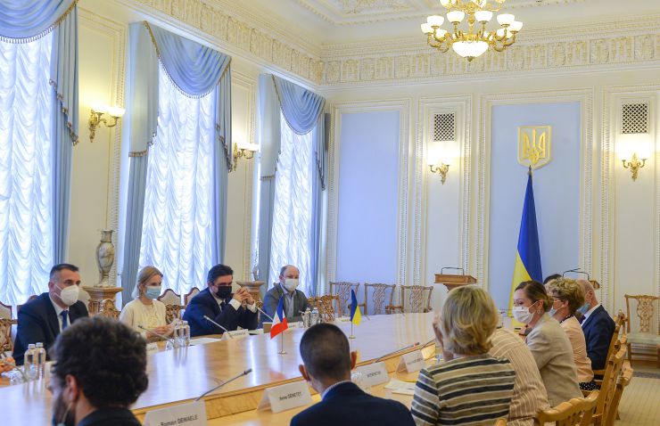 Заступниця Голови Верховної Ради України Олена Кондратюк провела робочу зустріч з парламентською делегацією Французької Республіки, яка перебуває з візитом в Україні. У зустрічі взяли участь голова групи дружби Франція-Україна у Національних Зборах Валерія Фор-Мунтян, голова групи дружби Франція-Україна у Сенаті Надія Сологуб, член Комісії у закордонних справах Національних зборів Франції Анн Жанте та Надзвичайний і Повноважний Посол Французької Республіки в Україні Етьєн де Понсен.
