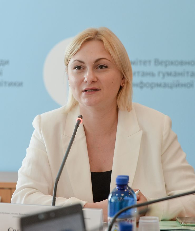 Комітет Верховної Ради України з питань гуманітарної та інформаційної політики провів у форматі відеоконференції  слухання на тему: «Читання як життєва стратегія»

На сьогодні залишається актуальною потреба звернути увагу на промоцію читання на всеукраїнському рівні та сприяти підвищенню рівня читацької грамотності населення. Лише 8 % опитаних українців проводять своє дозвілля за книжкою щодня, тоді як ще у 2018 році кількість щоденних читачів становила 11%.

Розроблення Стратегії розвитку читання на 2021 – 2025 роки зумовлено необхідністю кардинальних змін у підходах до промоції читання як усвідомлено обраної дозвіллєвої, освітньої практики та практики саморозвитку.   Заступник голови Комітету, голова підкомітету з питань інформаційної політики Комітету Верховної Ради України з питань гуманітарної та інформаційної політики Кравчук Євгенія
