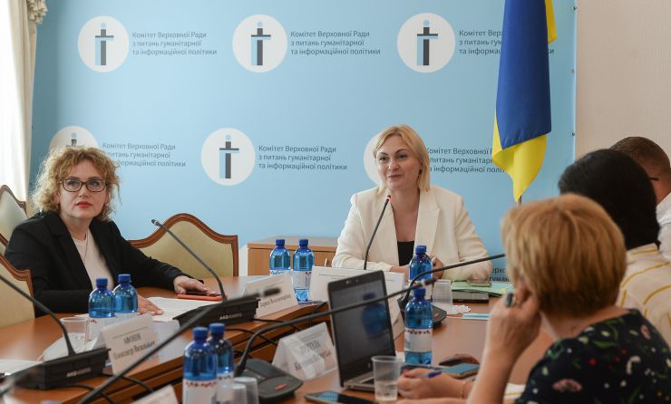 Комітет Верховної Ради України з питань гуманітарної та інформаційної політики провів у форматі відеоконференції  слухання на тему: «Читання як життєва стратегія»

На сьогодні залишається актуальною потреба звернути увагу на промоцію читання на всеукраїнському рівні та сприяти підвищенню рівня читацької грамотності населення. Лише 8 % опитаних українців проводять своє дозвілля за книжкою щодня, тоді як ще у 2018 році кількість щоденних читачів становила 11%.

Розроблення Стратегії розвитку читання на 2021 – 2025 роки зумовлено необхідністю кардинальних змін у підходах до промоції читання як усвідомлено обраної дозвіллєвої, освітньої практики та практики саморозвитку.  
